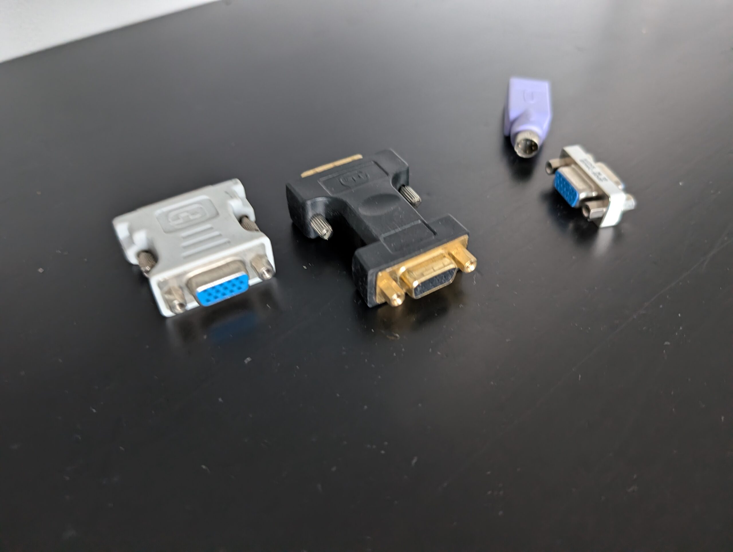 Koppelstukjes VGA naar DVI en USB naar oude muisingang
