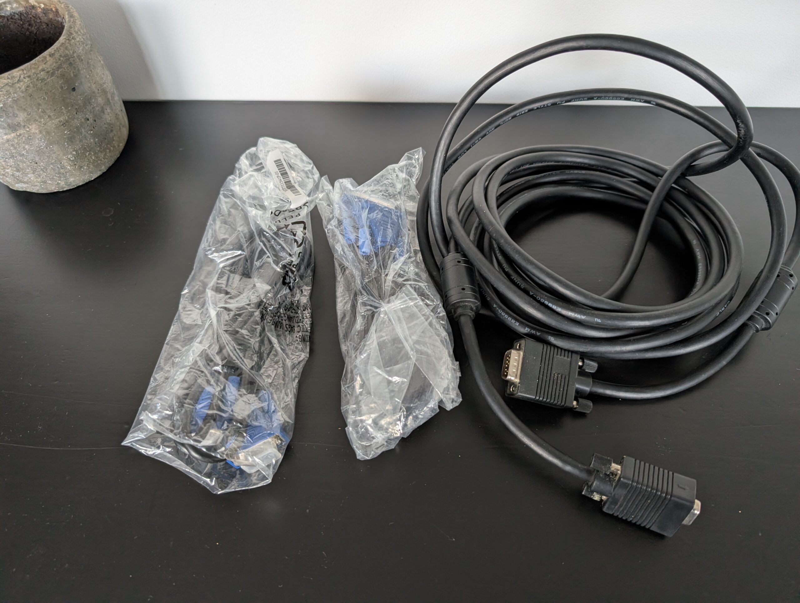 3 VGA kabels (2 kort en nieuw en 1 lang)